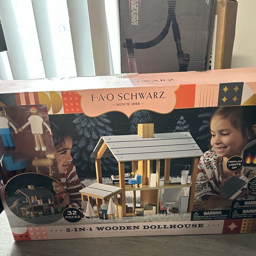 FAO SCHWARZ 2 in 1 Wooden Dollhouse 32 pieces